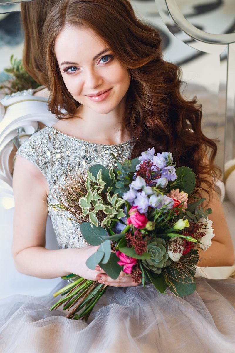 拿着花束的美丽迷人的新娘