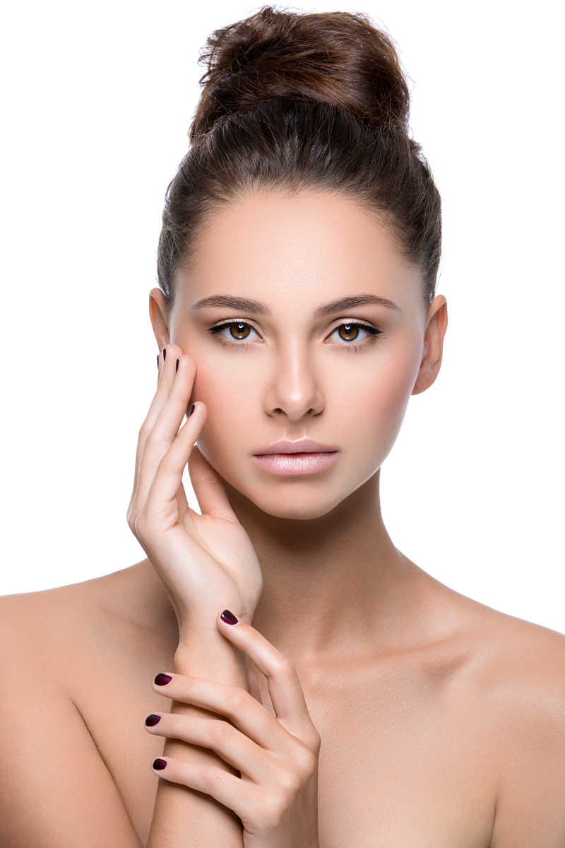 用手抚摸自己脸部的美女