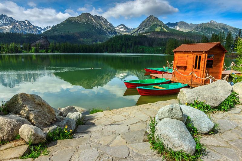清澈湖面上的彩色小船