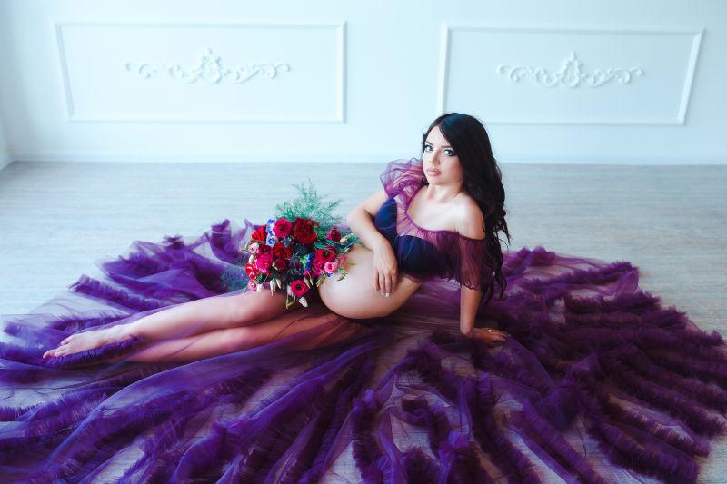 紫色连衣裙的美丽孕妇
