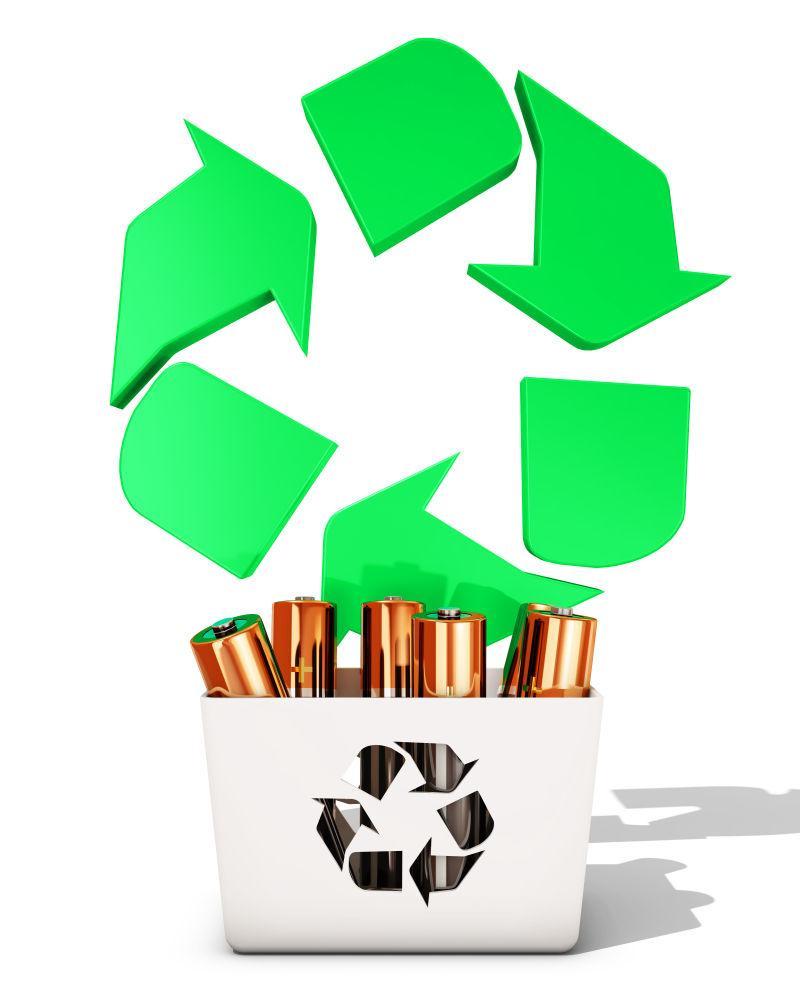 白色背景下回收箱里的电池和绿色循环利用标志