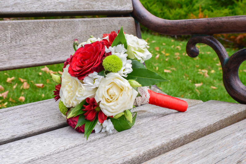 板凳上的美丽的新娘捧花