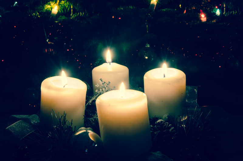 圣诞节点燃的四根白色蜡烛