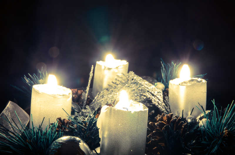 圣诞节燃烧的四根白蜡烛