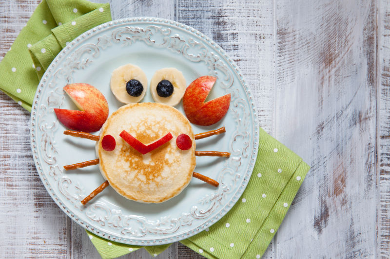 盘子里用馅饼和水果摆成的螃蟹图案