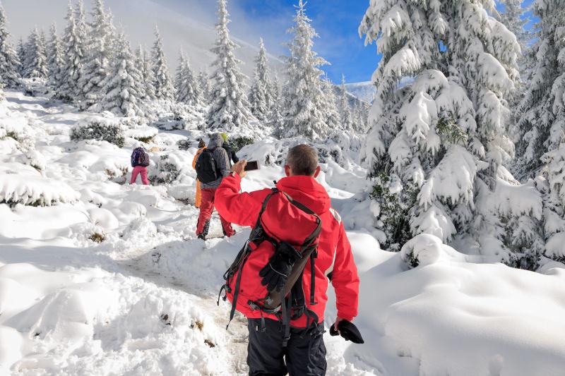 冬季雪山上的探险队