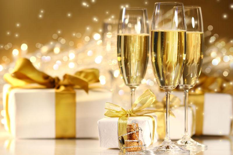 新年聚会的香槟以及礼品