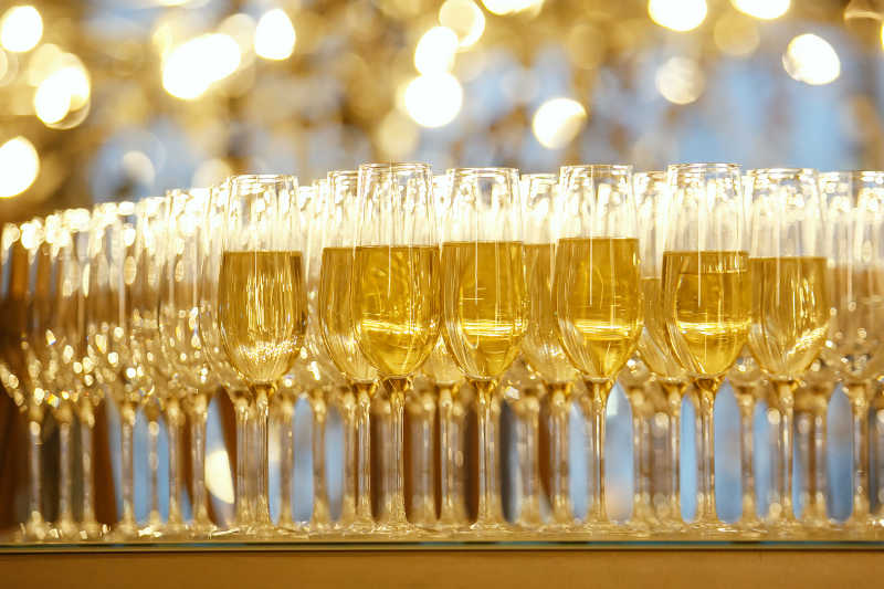 桌子上满满的金色香槟酒
