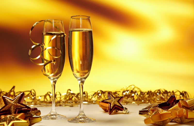 迎接新年的香槟和星星装饰品