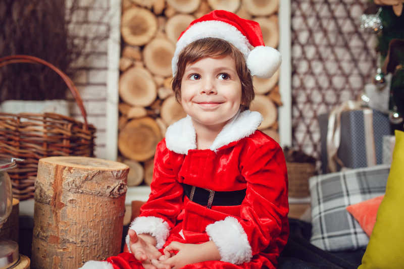 圣诞老人装扮微笑的小男孩