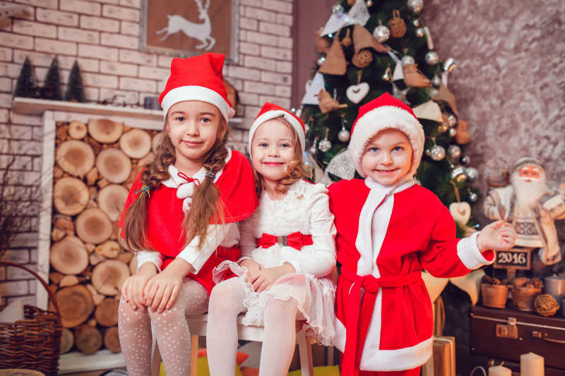 圣诞节三个微笑的小女孩