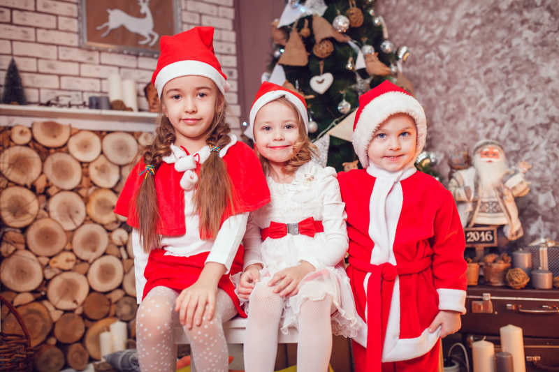 圣诞装扮的三个小孩
