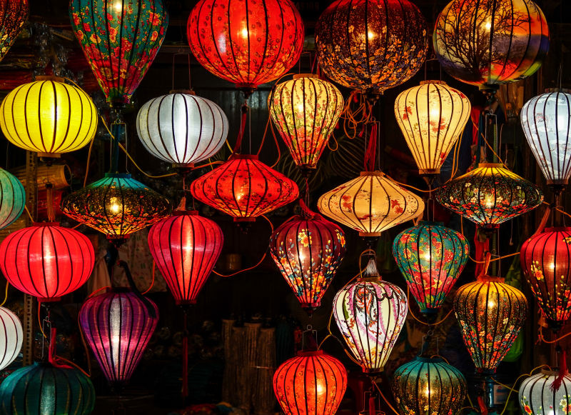 越南会安古镇街道上的五彩灯笼