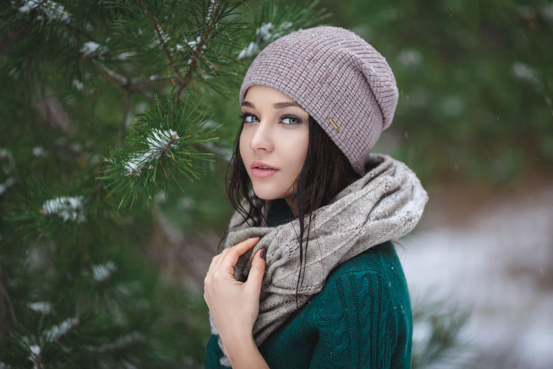 冬天带着针织帽子的美女