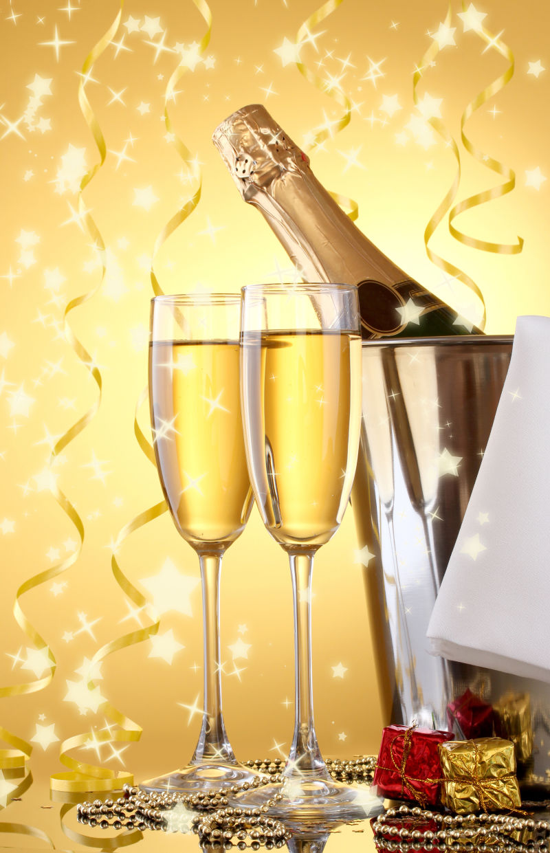 用来庆祝节日的香槟和香槟桶