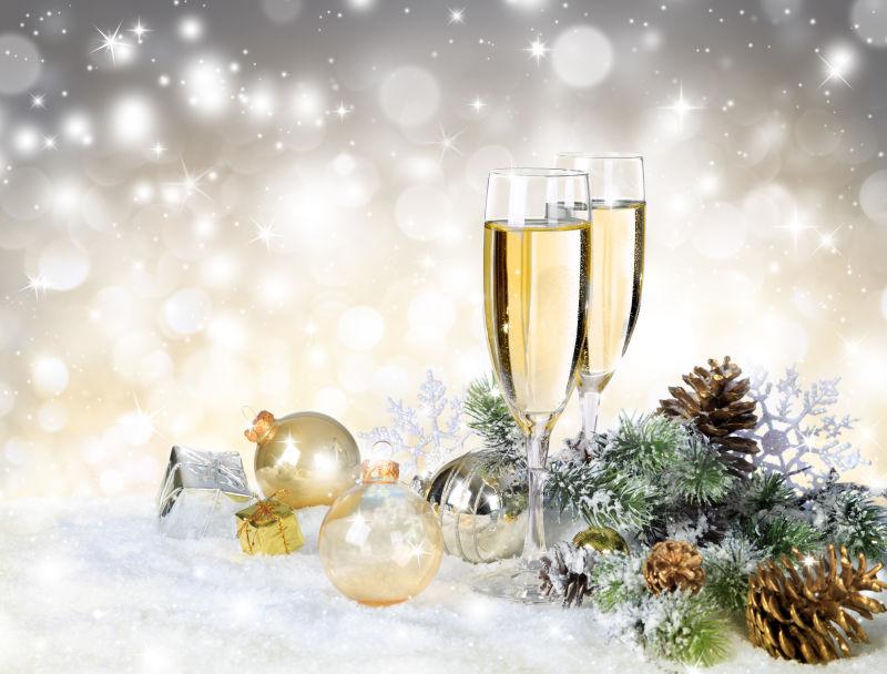 金色的香槟和圣诞装饰品