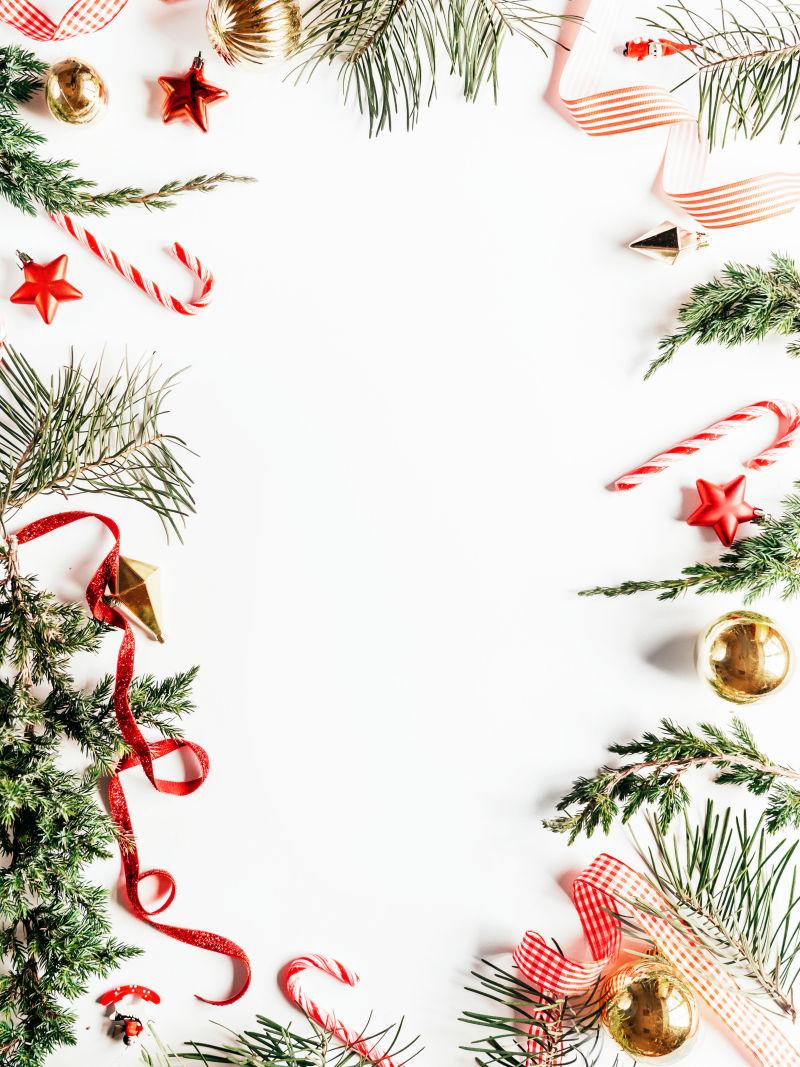 白色背景中圣诞树枝的装饰边界