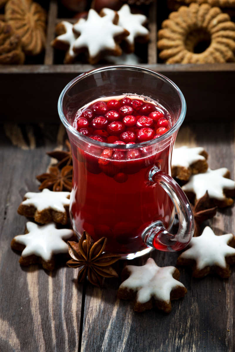 一杯圣诞热蔓越莓茶