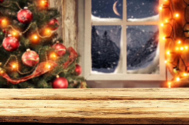 冬季圣诞背景窗户前的木桌
