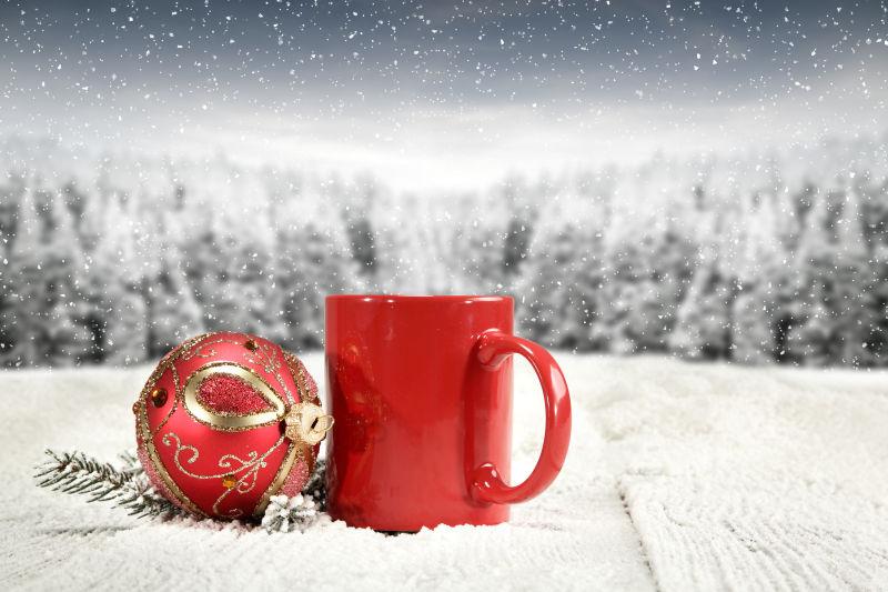 冬季户外的红色杯子和圣诞装饰品