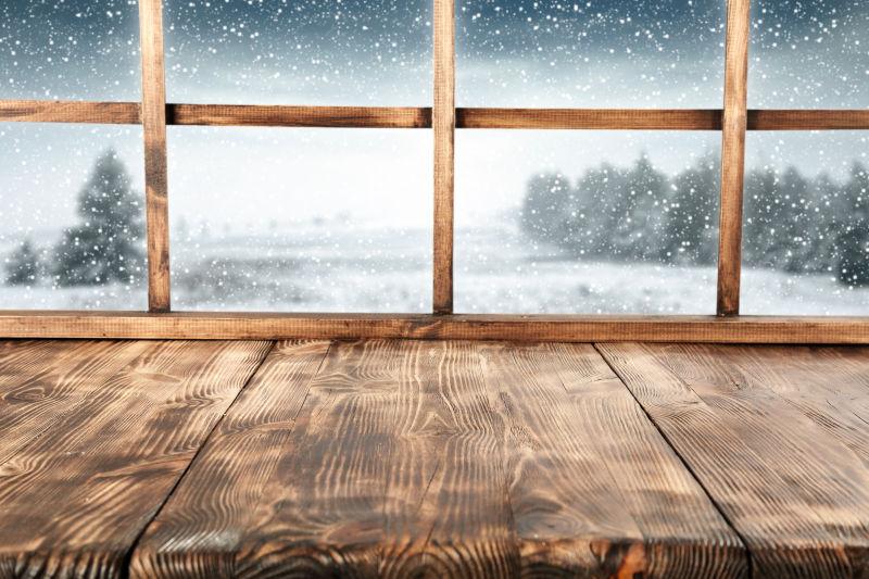冬季窗户里的木桌