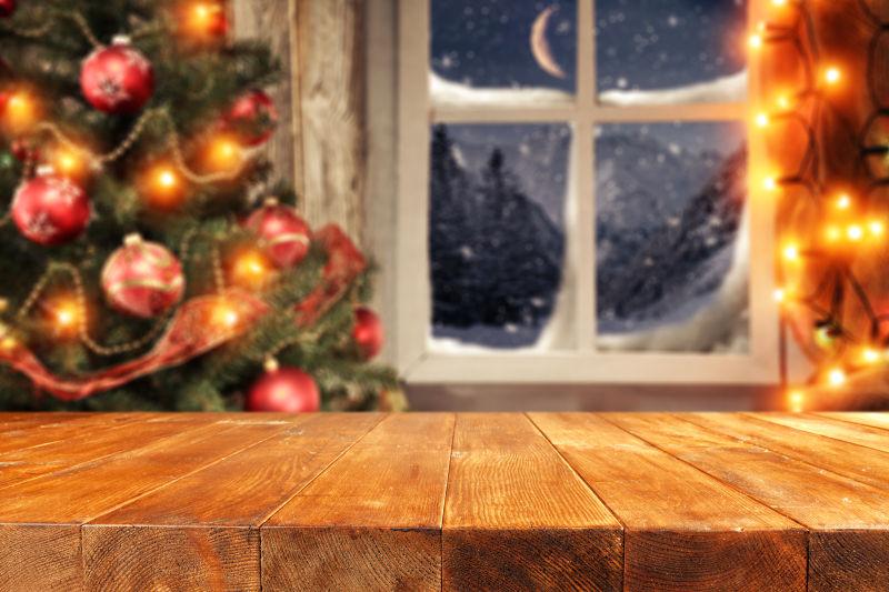 圣诞背景前的木桌