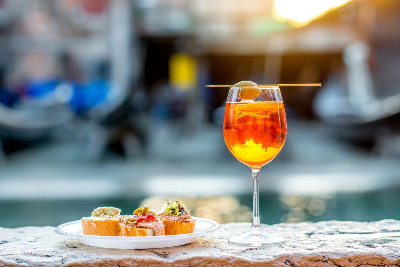 威尼斯的水上背景下的传统小吃和饮料