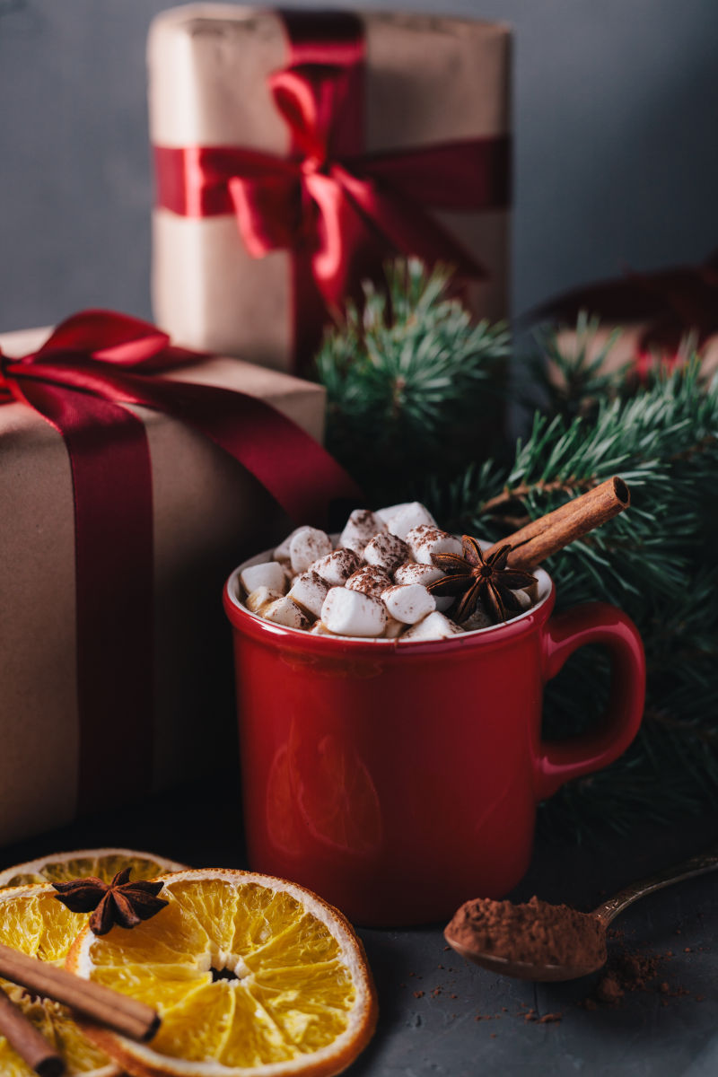 棉花糖可可咖啡和圣诞礼物