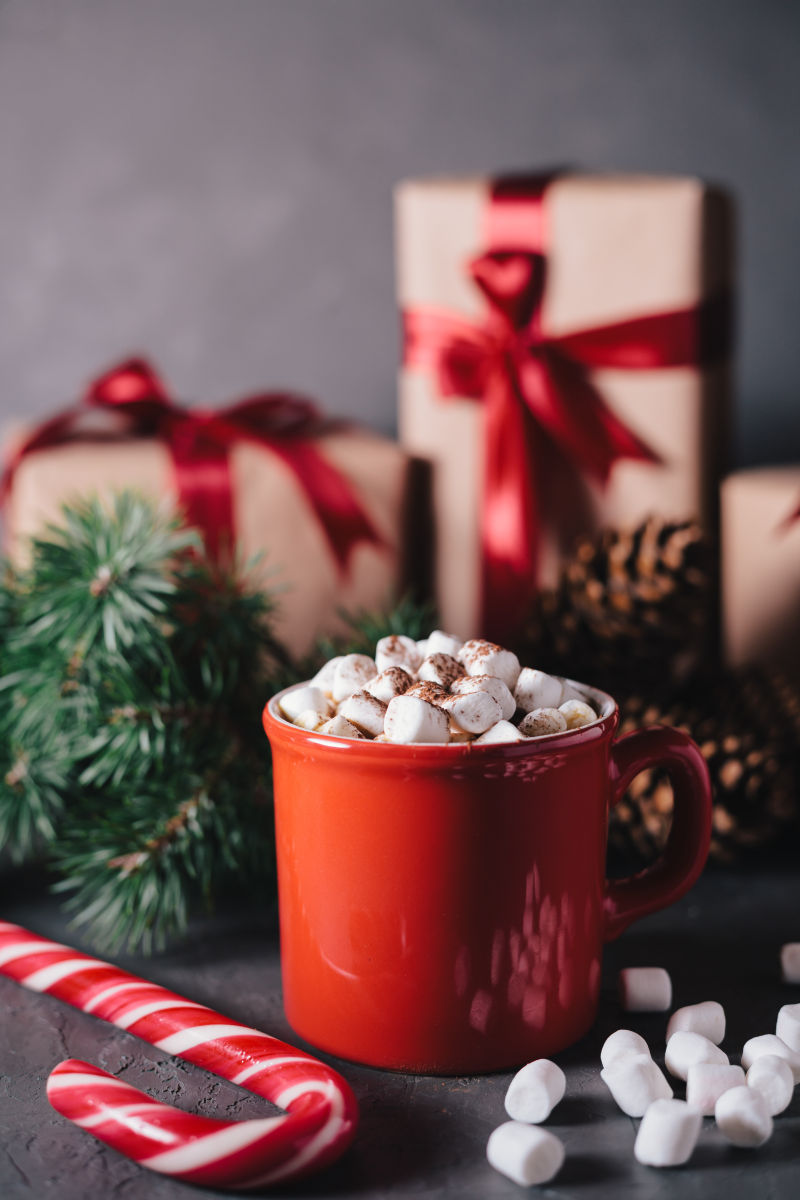 圣诞礼物和棉花糖热巧克力
