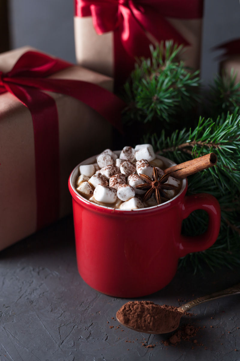 圣诞礼物和红色杯子里的热巧克力棉花糖