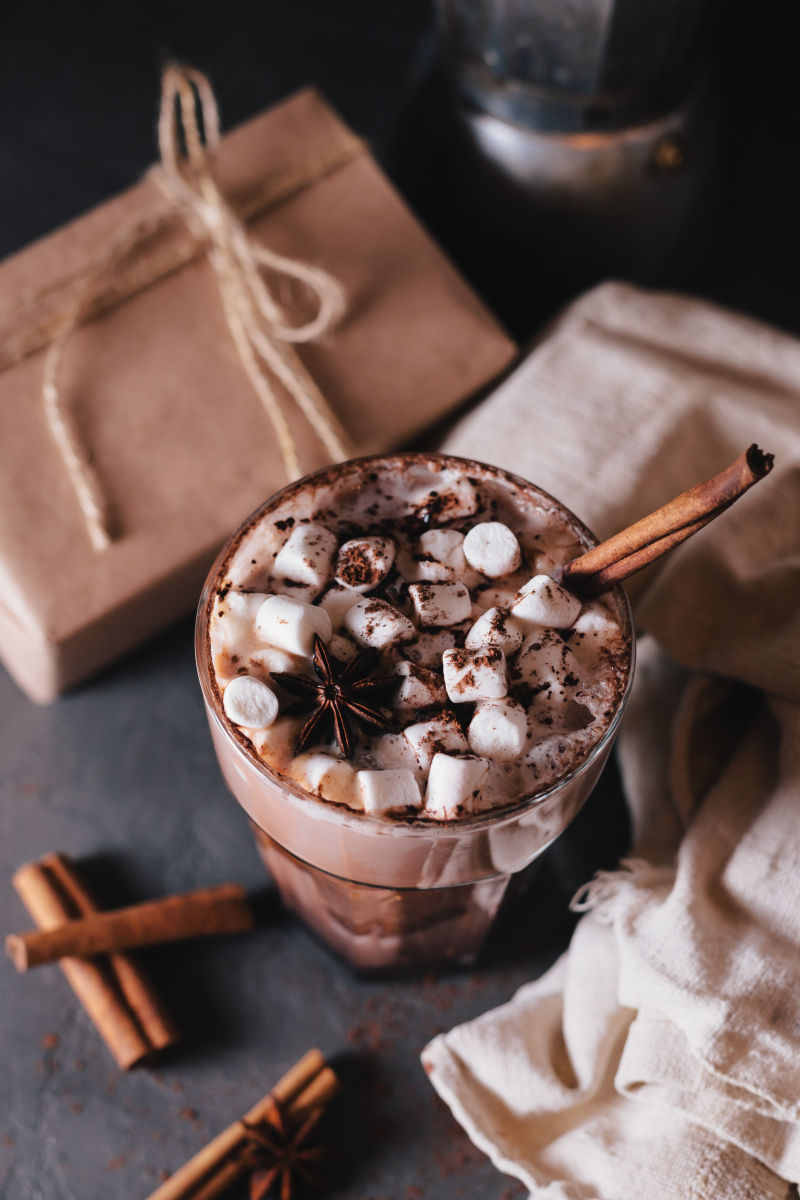 杯子里的棉花糖巧克力咖啡