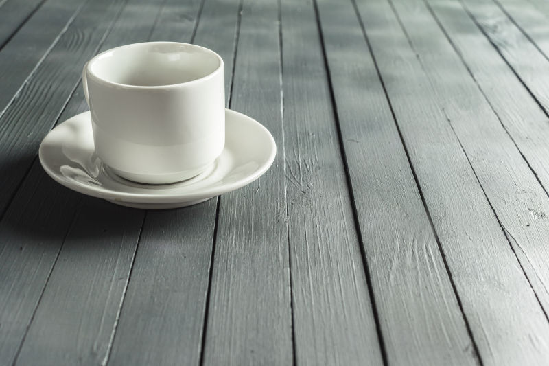 木桌上的白色咖啡杯