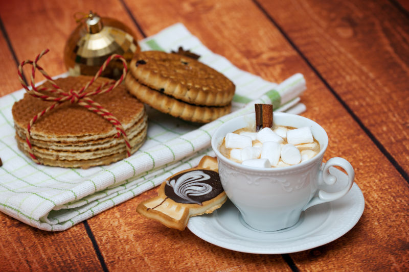 木桌上的棉花糖咖啡和华夫饼