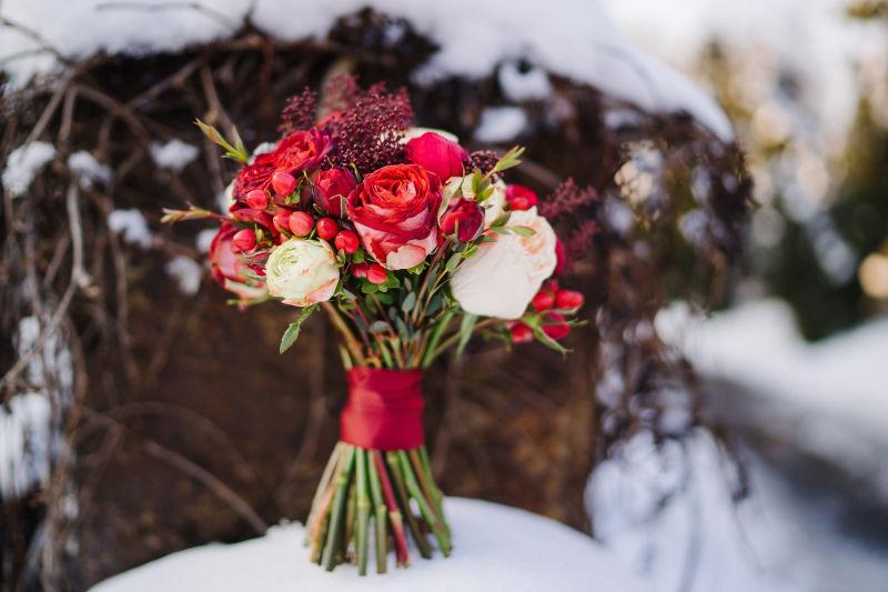 冬季室外雪地上的新娘捧花