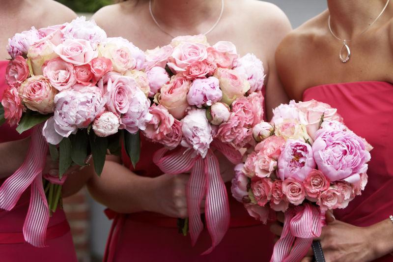 三个新娘的红色和粉红色相间的美丽的捧花