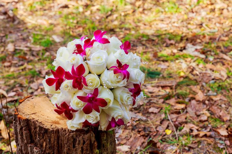 新婚婚礼上的白色兰花和玫瑰花束