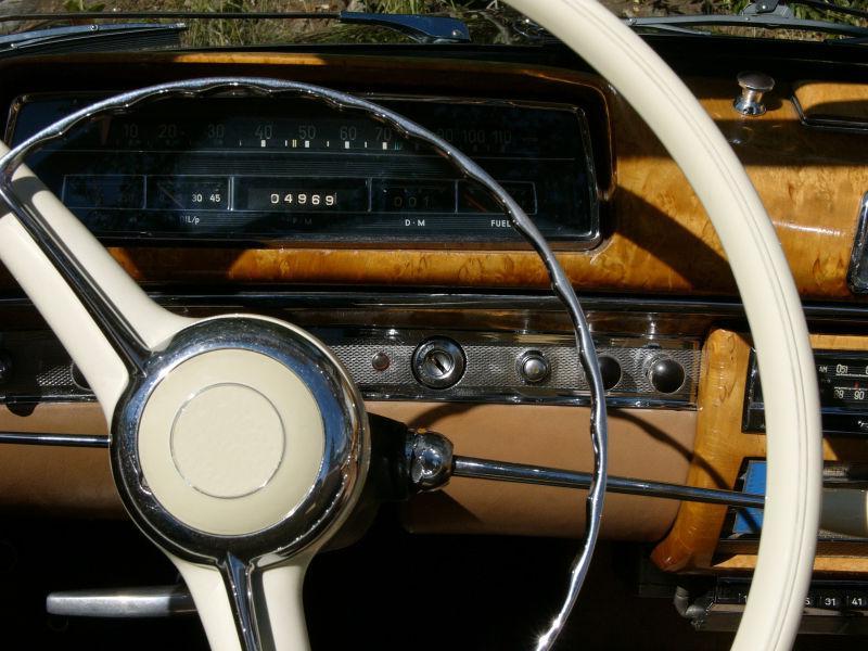 老式汽车的方向盘和仪表板