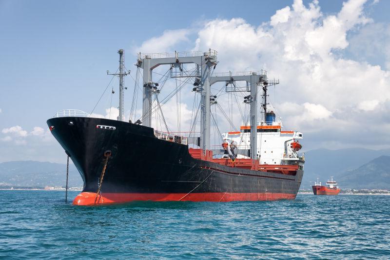 海上巨大商业货船