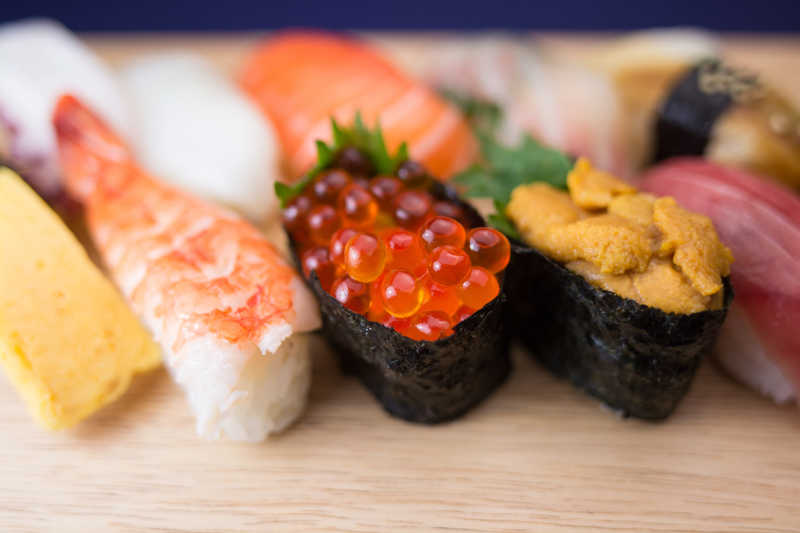 好吃的不同种类的海鲜寿司