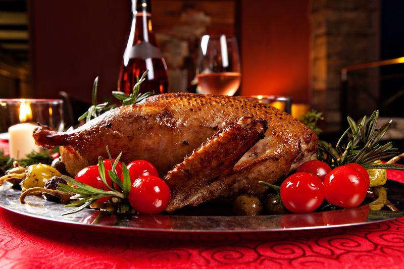 节日餐桌上的圣诞烤鸭