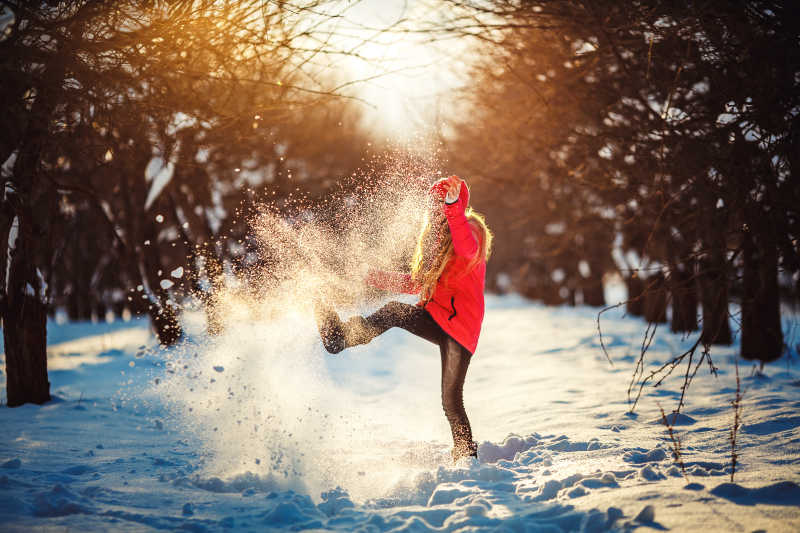 在踢雪的红衣女人