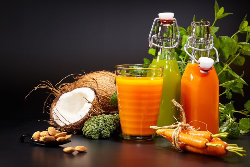 新鲜健康的水果蔬菜汁与有机蔬菜
