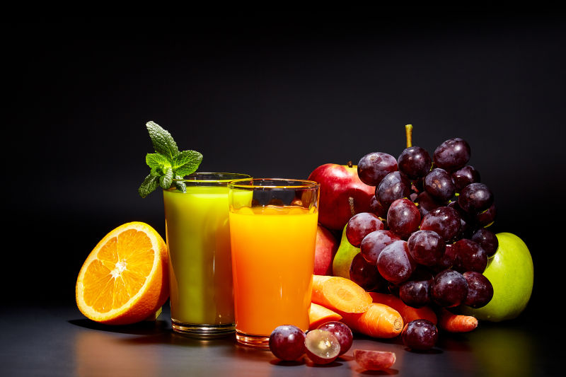 新鲜的水果与果汁