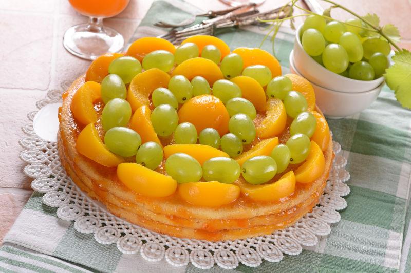 葡萄和桃子的水果蛋糕