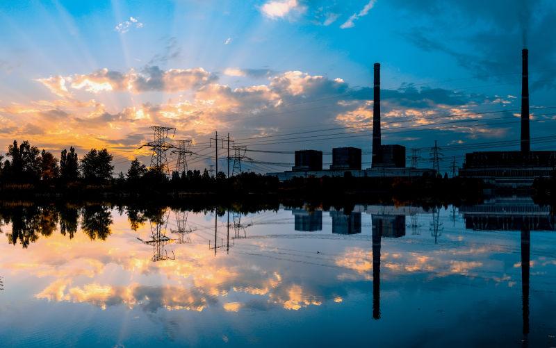 夕阳下的煤电厂与水中的倒影