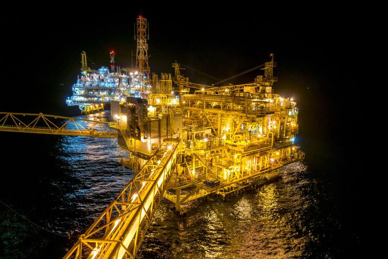 夜间正在工作的石油和天然气平台