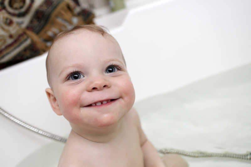 浴缸里可爱的小男孩