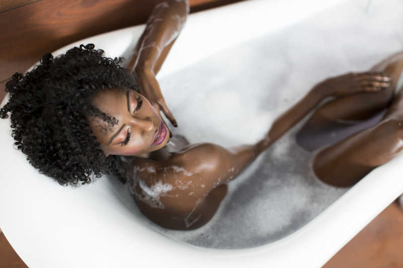 浴缸里的非洲美女