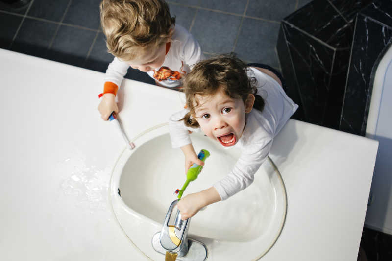 准备刷牙的两个小男孩