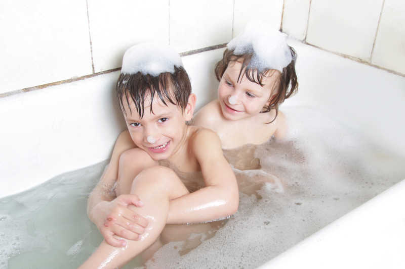 浴缸里洗澡的两个小男孩